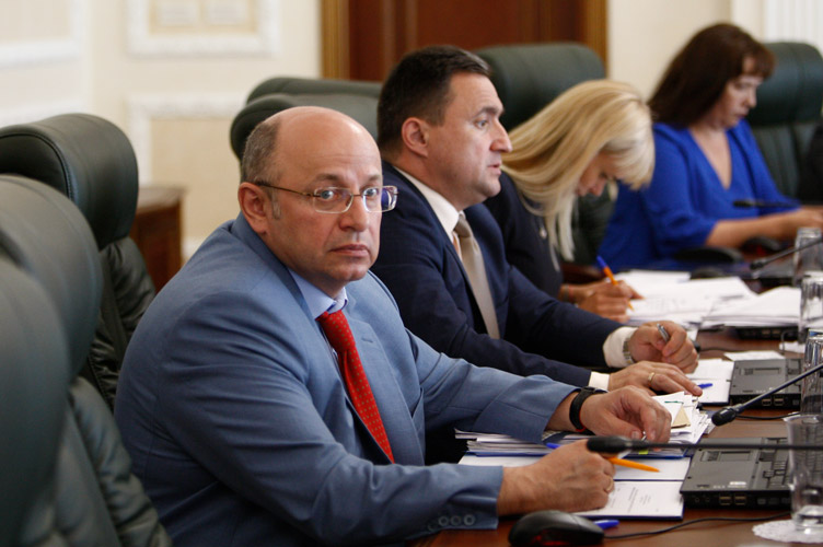 Доповідач Юрій Артеменко (крайній ліворуч) підтримав рішення колег про направлення судді на перенавчання.
