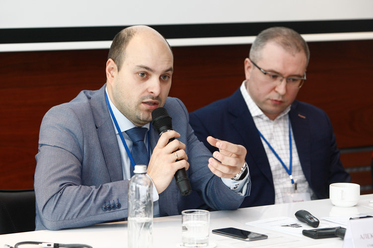 Олексій Некрасов (ліворуч) розповів, чому адвокат може навчити клієнта, яку інформацію доцільно давати слідчому, а яку — ні.