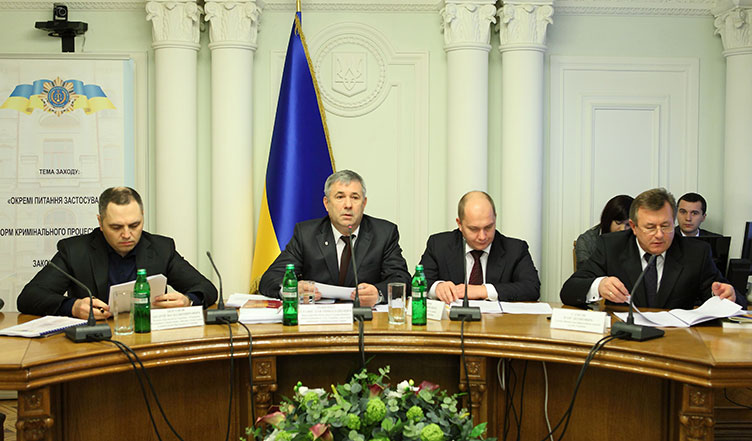 «Негласные следственные действия отныне проводятся только по решению суда», — отметил во время круглого стола С.Мищенко (в центре).