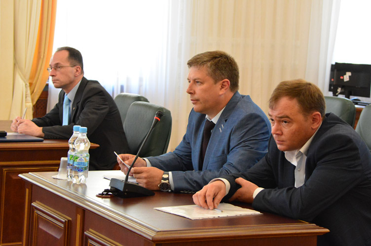 Імовірно, саме наявність висновку дисциплінарної палати завадила Володимирові Шумку (крайній праворуч) скласти кваліфіспит.