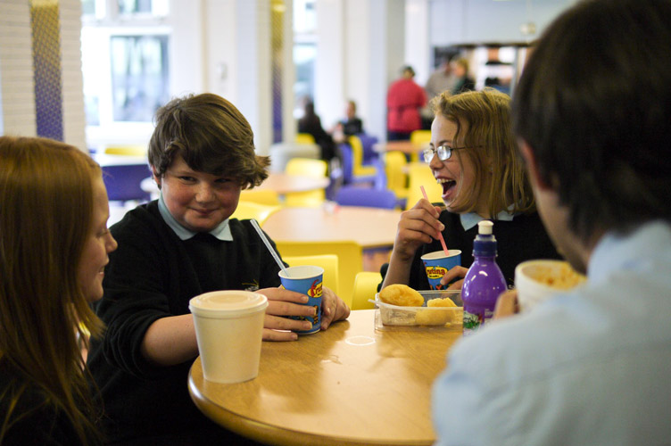 У Британії занепокоїлися, що від домашніх бутербродів школярі повніють, а бюджет їдальні — «худне».