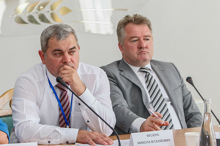 Голова Господарського суду Чернігівської області Микола Фесюра (ліворуч) розповів про проблеми втілення реформи на місцевому  рівні.