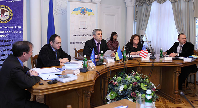 С.Міщенко (в центрі) відкрив науково-практичну конференцію з розгляду проблематики нового КПК.