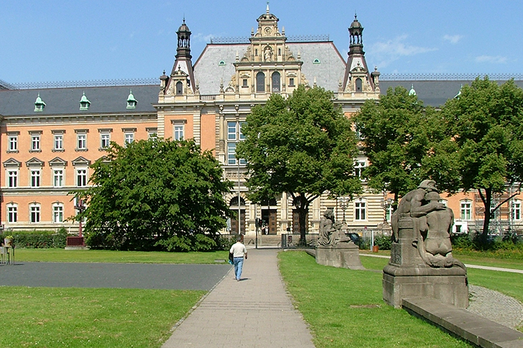 Спір виник через те, що Земельний суд Гамбурга дбав про адвокатську монополію на представництво.