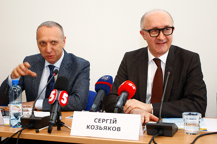 Сергій Козьяков (справа) спростував інформацію щодо планів комісії обирати експертів з однієї міжнародної організації.