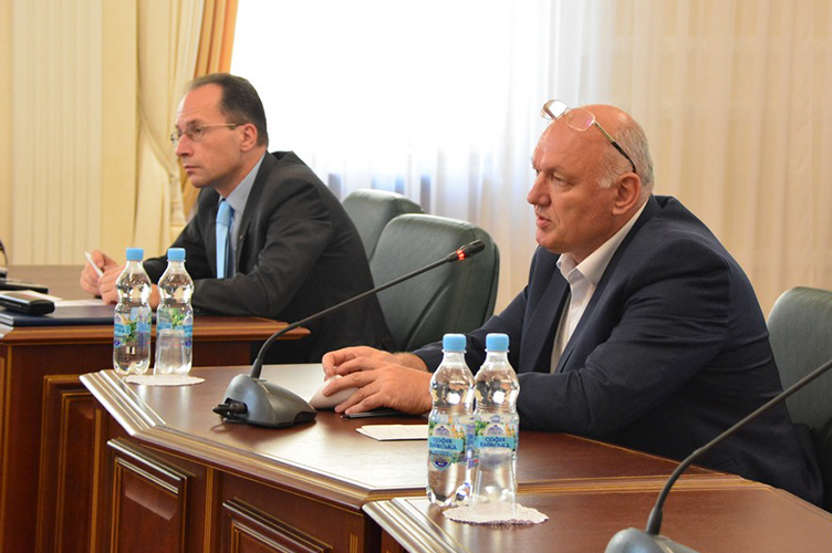 Юрій Крутій (справа) заявив, що завжди дає родичам дозволи на побачення з ув’язненими, якщо перші не свідчать у справі.