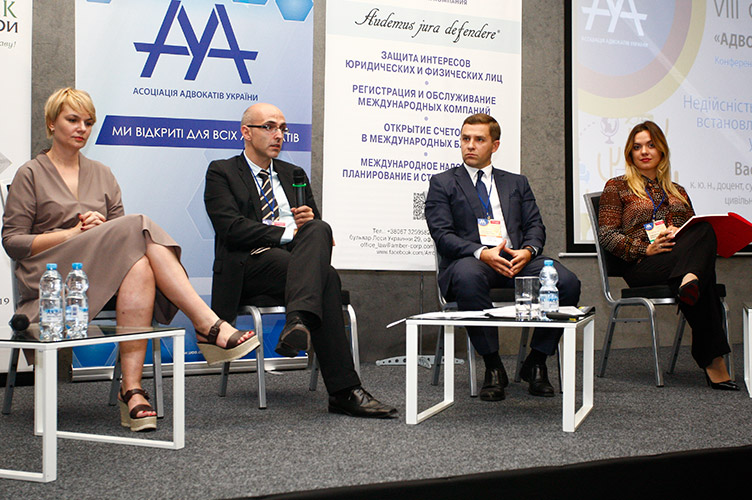 Анастасія Глущенко (справа) порадила адвокатам нагромаджувати нефінансовий капітал.