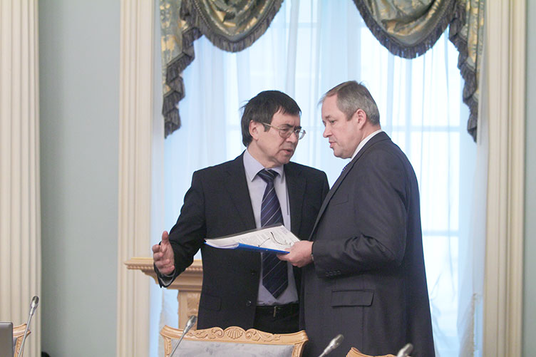 Між Я.Романюком та П.Гвоздиком під час обговорення проекту Кодексу суддівської етики виникла дискусія.