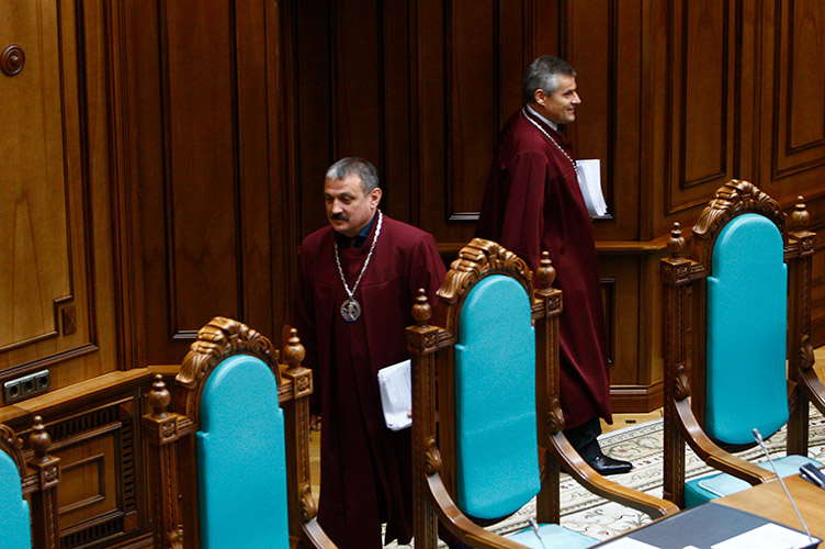 Суддя-доповідач Олександр Касмінін (ліворуч), як і його колеги, не знайшов у поданні нардепів обґрунтування неконституційності мораторію.