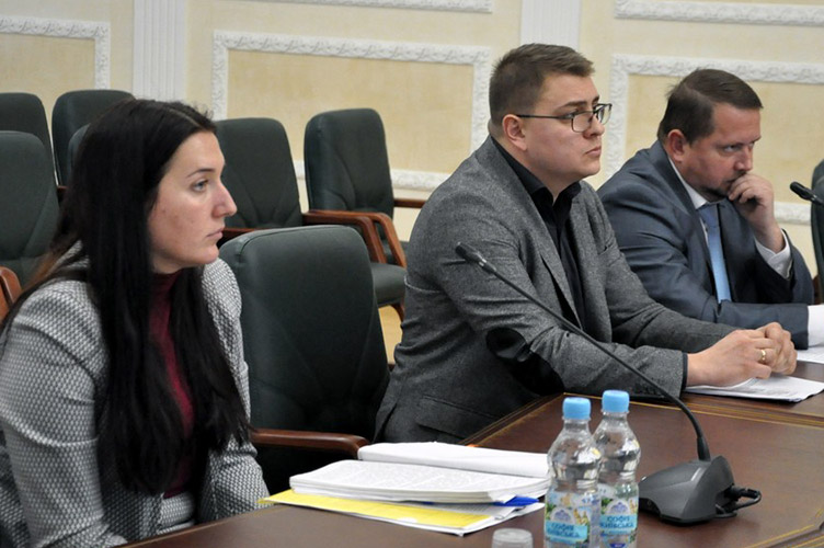 Прокурор Ростислав Коркуна (посередині) не вважає розтрату майна службовою особою корупційним злочином.