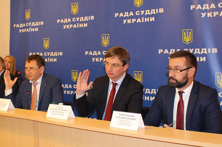 Сергій Чорнуцький (справа) закликав не зупиняти всеукраїнське сканування до винесення рішення РСУ.