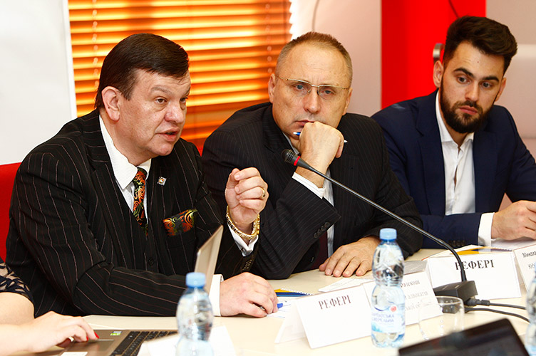 Олексій Фазекош (ліворуч) наголосив, що «ідеологи псевдореформування хочуть знівелювати роль захисника, зробити українську адвокатуру залежною».