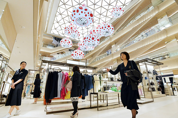 Декорувати торговельний комплекс Ginza Six, що відкрився в Токіо минулого року, доручили Музею мистецтв Мори.