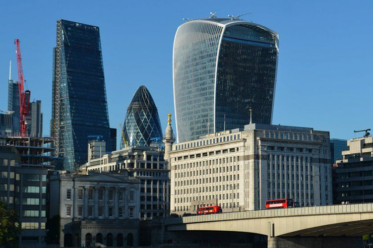 У багатьох лондонських хмарочосів вельми химерні форми. Крайній зліва — та сама «сиротерка», а крайній справа — «Вокі-Токі».