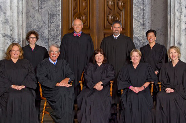 Дебра Стівенс (крайня справа) наймолодша з-поміж 9 суддів Верховного суду штату Вашингтон.