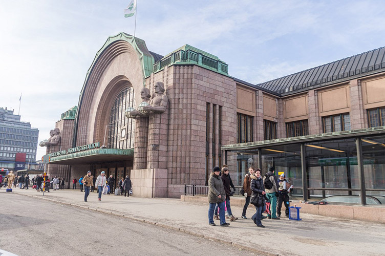 Выходя из помпезного здания железнодорожного вокзала в Хельсинки, вы сразу замечаете, что на улицах нет бездомных и никто не просит милостыню.