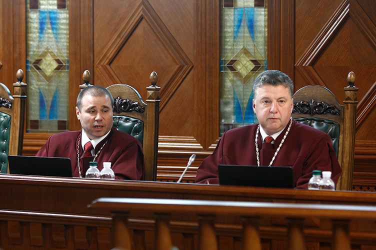 Судді КС Михайлу Запорожцю (зліва) випала честь стати першим доповідачем у справі за конституційною скаргою, провадження в якій, між іншим, згодом було закрито.