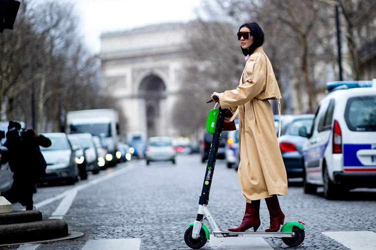 Електросамокатів у Парижі стає все більше, а місць для проїзду на них — все менше.