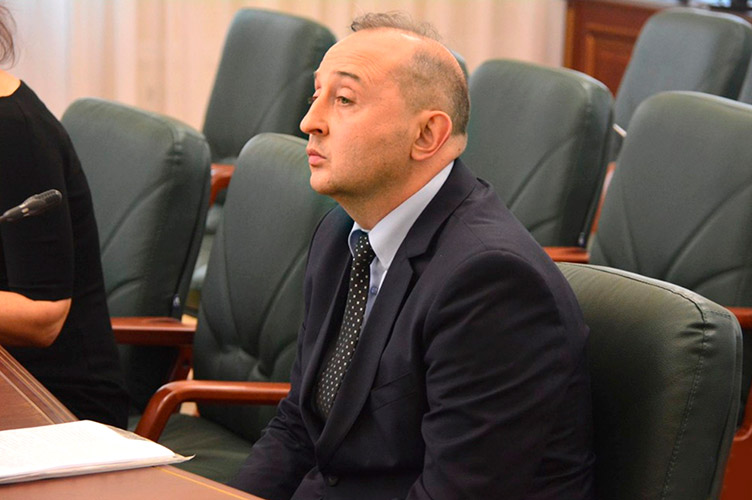 Суддя Олександр Федоренко вважає, що повідомив особу про засідання, хоча доказів надсилання повістки нема.