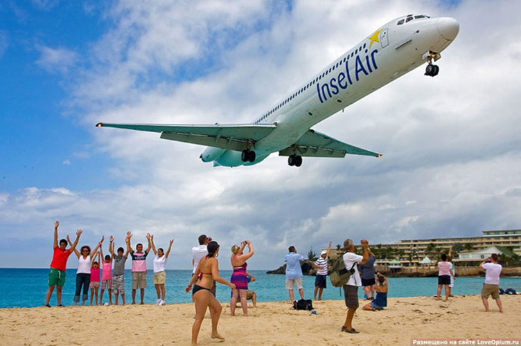 Пляж Май Кхао дістав неофіційну назву «аеропортного» через близькість до злітно-посадкової смуги аеропорту Пхукета.