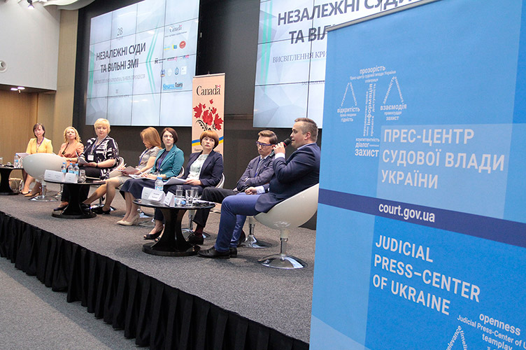 Керівник САП Назар Холодницький (крайній праворуч) зазначив, що коментарі у «Фейсбуку» не мають упливати на ставлення до обвинуваченого чи підсудного.