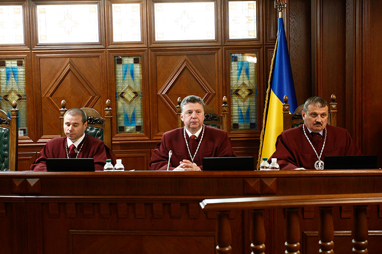 Суддею-доповідачем у справі за конституційною скаргою В.Хліпальської був Віктор Городовенко (у центрі).