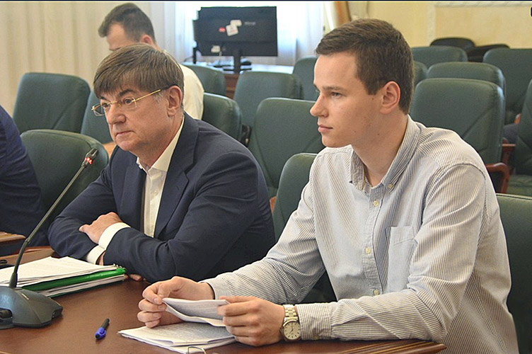 Леонід Сіваков (зліва) вважає: хоча судді не заявляли про втручання, на них тиснули правоохоронці.