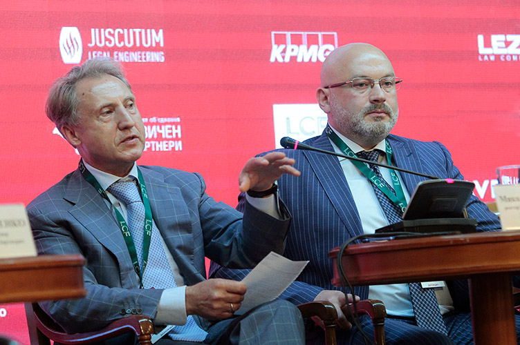 Микола Оніщук (зліва) зазначив, що ніщо не заважає ВРП призначити суддів місцевих судів.