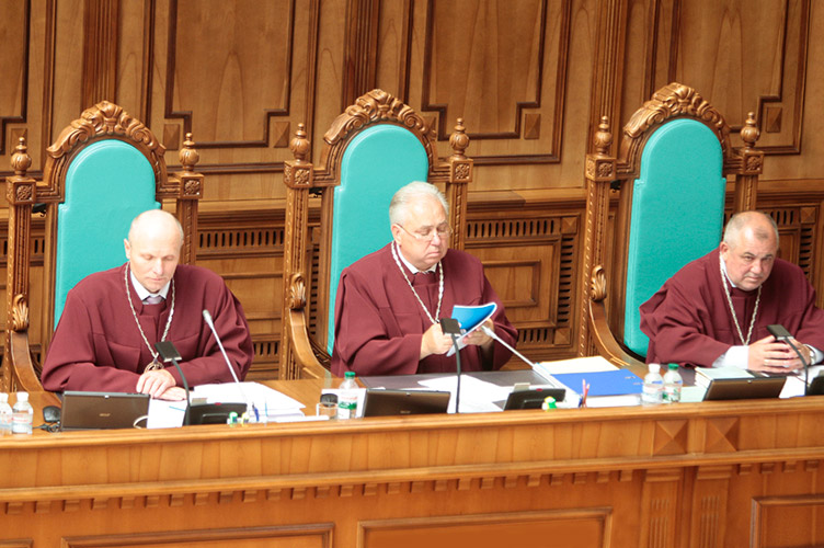 Вікторові Кривенку (в центрі) вдруге довелося долати конституційну кризу в ролі судді-доповідача: 2004-го він готував рішення щодо третього туру виборів Президента.