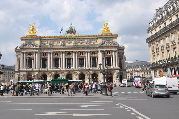 Большинства автобусных экскурсий начинается от самого центра Парижа — площади Опера.