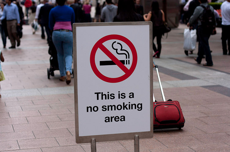 У Лондоні залишається все менше місць, де ще можна закурити.