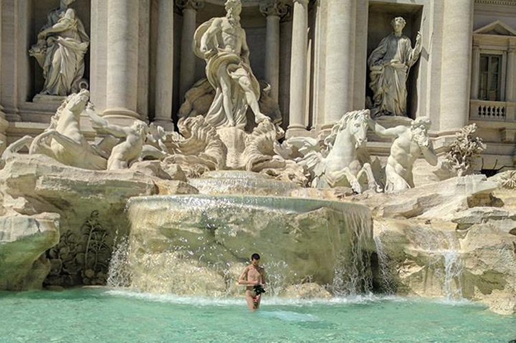 Некоторые туристы готовы раскошелиться на €450, чтобы искупаться, например, в самом известном римском фонтане — Треви.