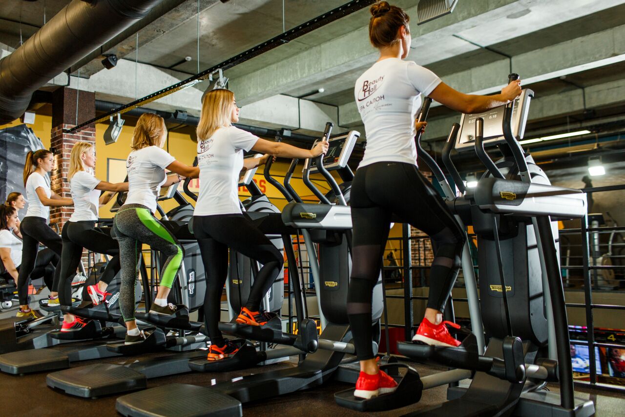 Фитнес аэробика. Спортивное телосложение девушки. Групповые тренировки фото. V степ аэробика. Занятие спортом.