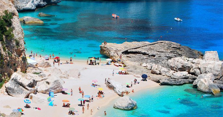 Острів Сардинія пишається своїм білосніжним піском на пляжах, що нагадує рис.