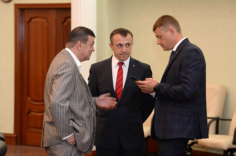 Олексій Фазекош (крайній зліва) переконаний, що європейський курс держави унеможливлює звуження професійних прав адвокатів.