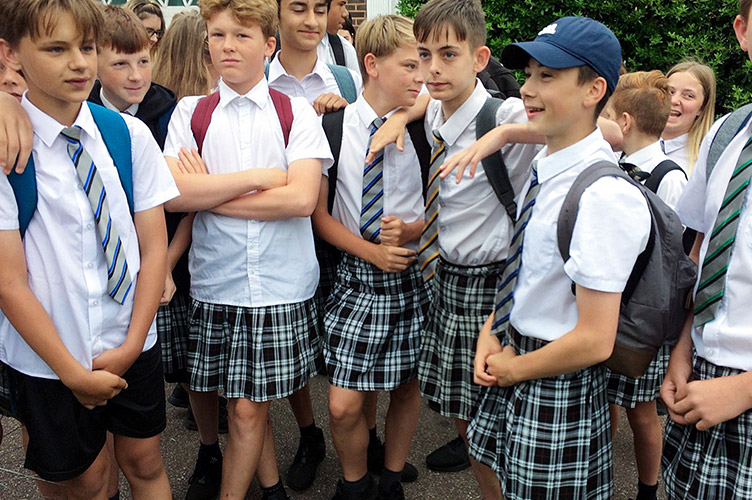 Учениці вважають: якщо в школі переймаються гендерною нейтральністю, то просто потрібно дозволити всім вибирати, що носити — штани чи спідниці.