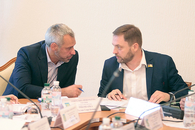 Руслан Рябошапка погодився з Денисом Монастирським у тому, що реформа прокуратури має починатися згори. 