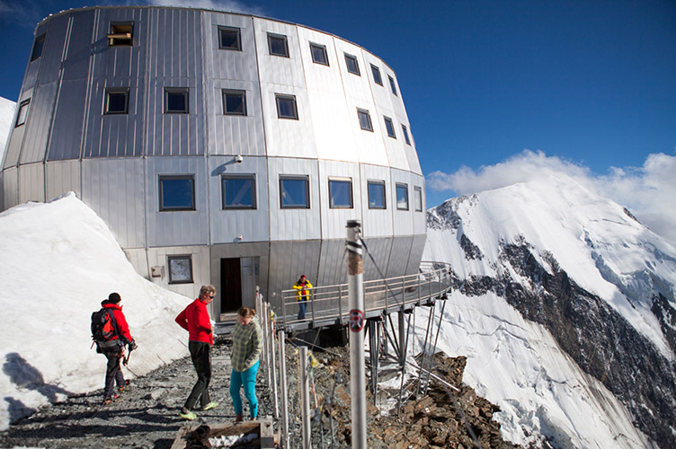 На висоті 3200 м альпіністів чекає притулок, де можна не тільки пообідати і заночувати, але й прийняти душ.