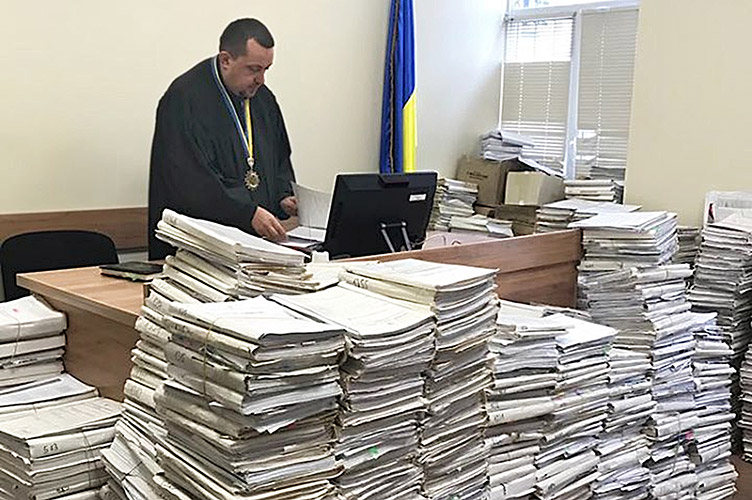 Усі матеріали справи, яких набралося кілька томів, суддя Андрій Федорчук оприлюднював під час засідання.