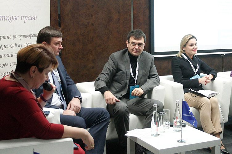 Данило Гетманцев (другий праворуч) з пересторогою сприйняв пропозиції колег-депутатів щодо вирішення податкових проблем шляхом підвищення народжуваності.