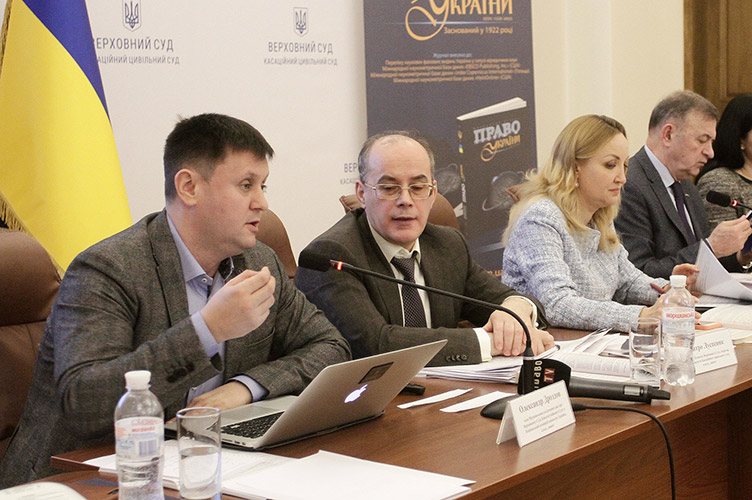 Олександр Дроздов (ліворуч) поділився з практиками та теоретиками права інструментами протидії зловживанню процесуальними правами.