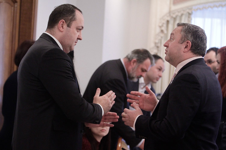 Андрій Овсієнко (ліворуч) переконував членів комітету, що не варто було рубати з плеча й зупиняти роботу ВККС без перехідного періоду.