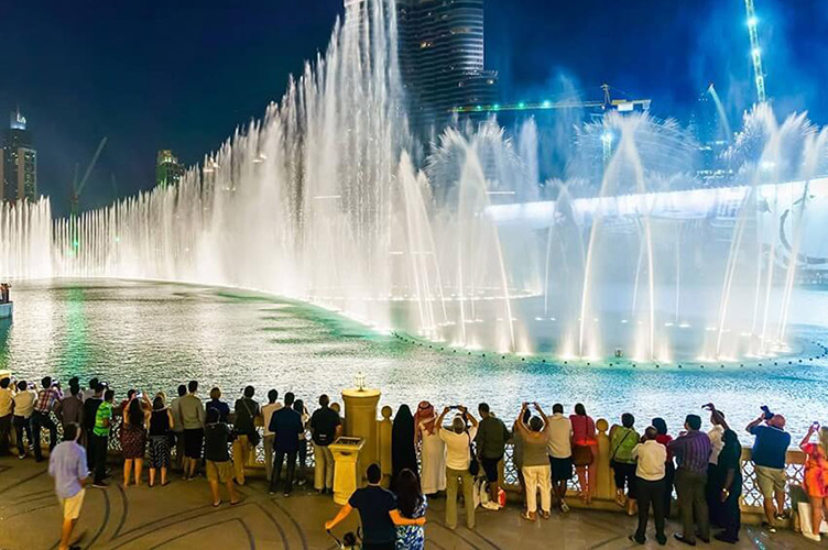 Всіх туристів, що перебувають у Дубаї, можна полічити за один день — біля танцюючих фонтанів і в черзі на Бурдж-Халіфа.