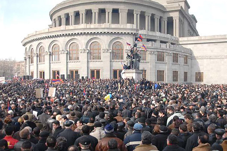 Масові мітинги в Єревані завершилися 1 березня розгоном протестувальників і навіть жертвами серед мирного населення.