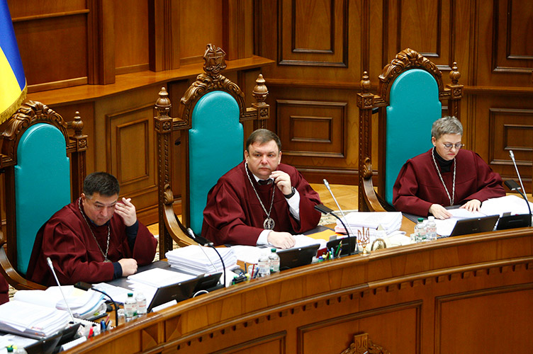 Олександр Тупицький (ліворуч) вирішив не помітити результатів голосування колег щодо поновлення Станіслава Шевчука на посаді.