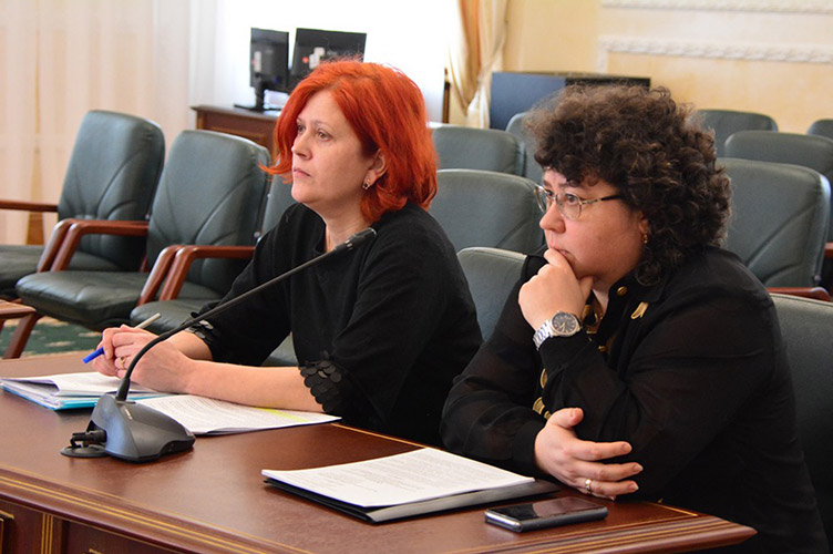 Ірина Макаренко (справа) скасувала рішення міжнародного арбітражу про сплату боргу, 
бо договір підписала недієздатна особа.