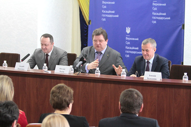 Голова КГС Богдан Львов (посередині) стверджує, що сума в 1000000 грн. для малозначних справ — це дуже оптимістично.
