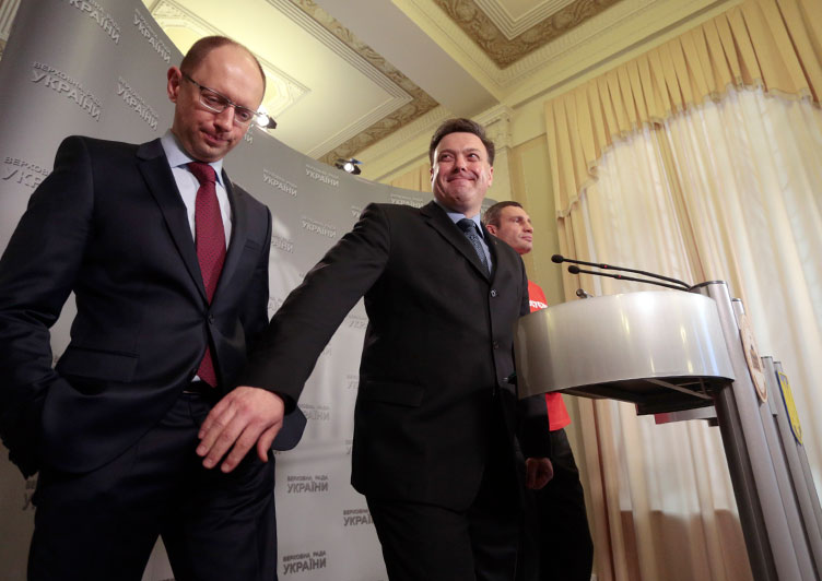 А.Яценюку (слева) придется отбиваться от упреков не только большинства, но и товарищей по объединенной оппозиции.