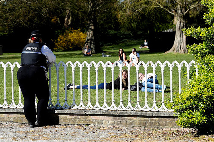 Лондонским полицейским приходится разве что завидовать тем, кто загорает в парках во время карантина.