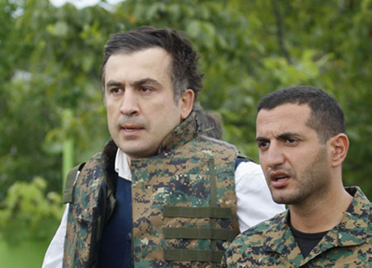 «Честных соратников» М.Саакашвили (слева), в частности Д.Кезерашвили, обвиняют в махинациях и взяточничестве.
